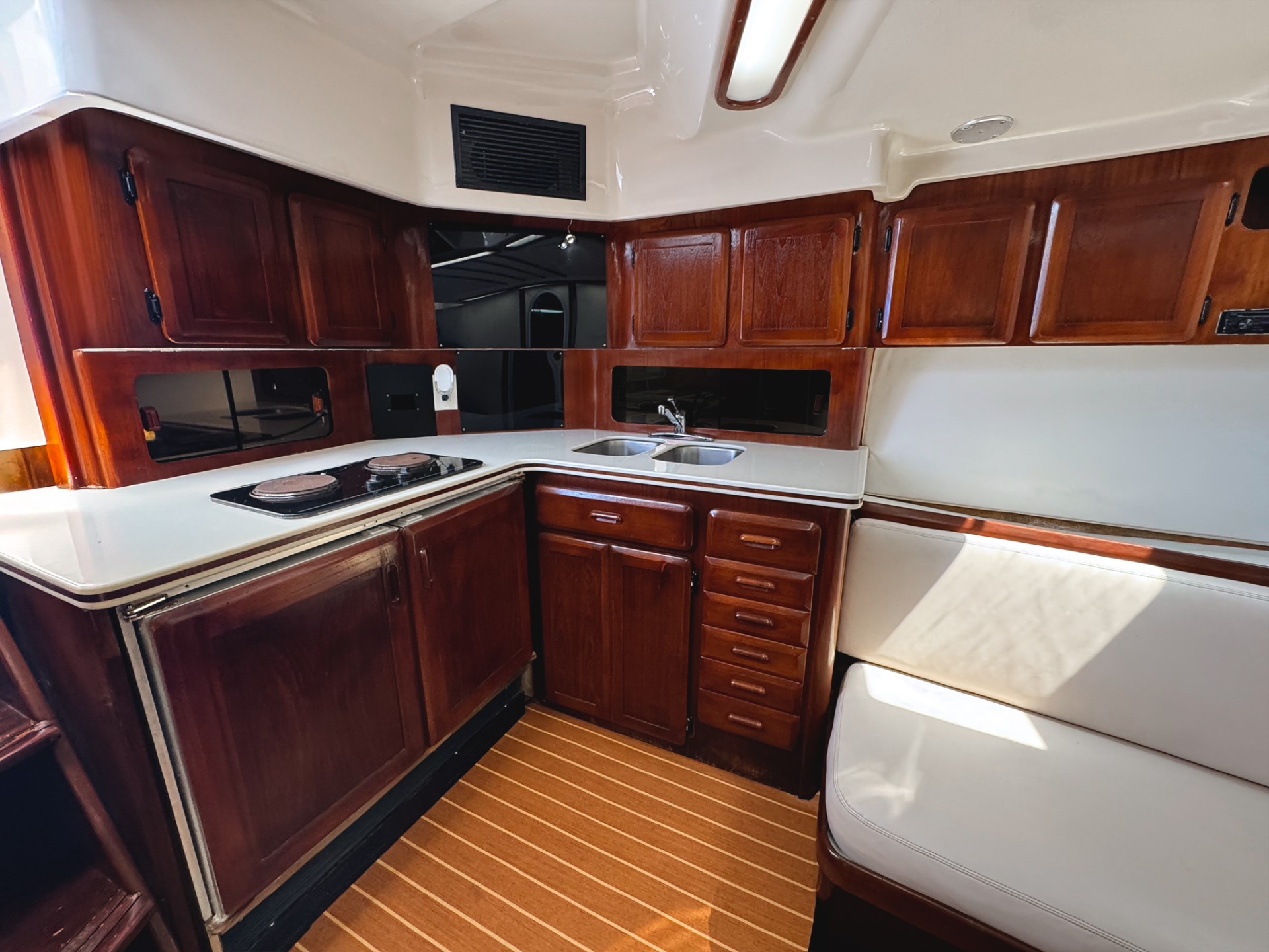 Yacht Photo 36